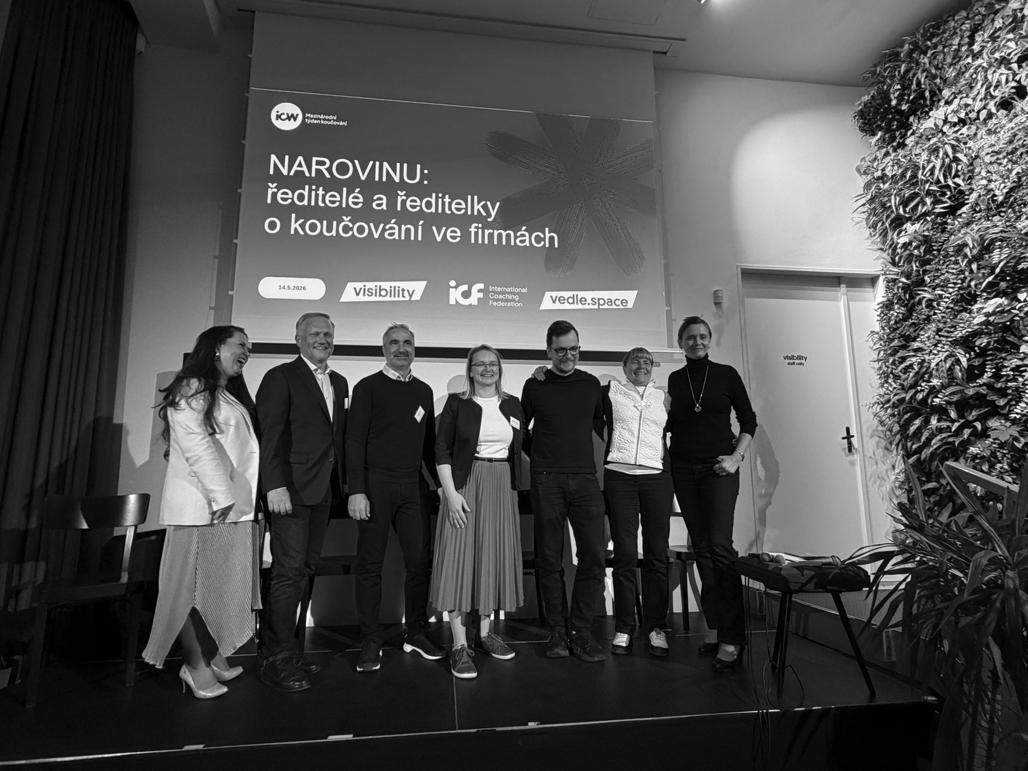 Anička Novotná s hosty panelu NAROVINU o koučování ve firmách.