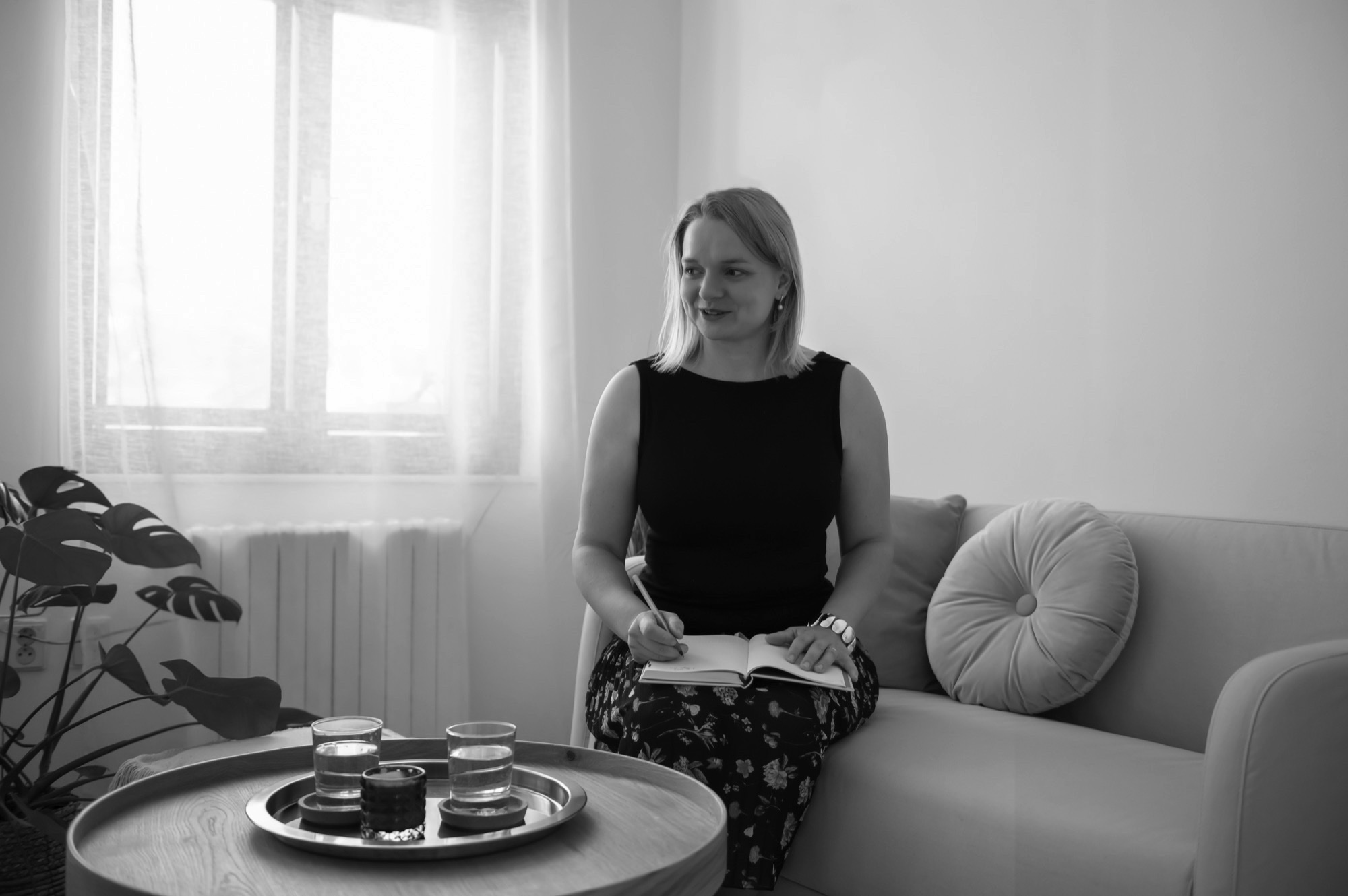 Anička Novotná se zápisníkem na pohovce při koučovacím rozhovoru.